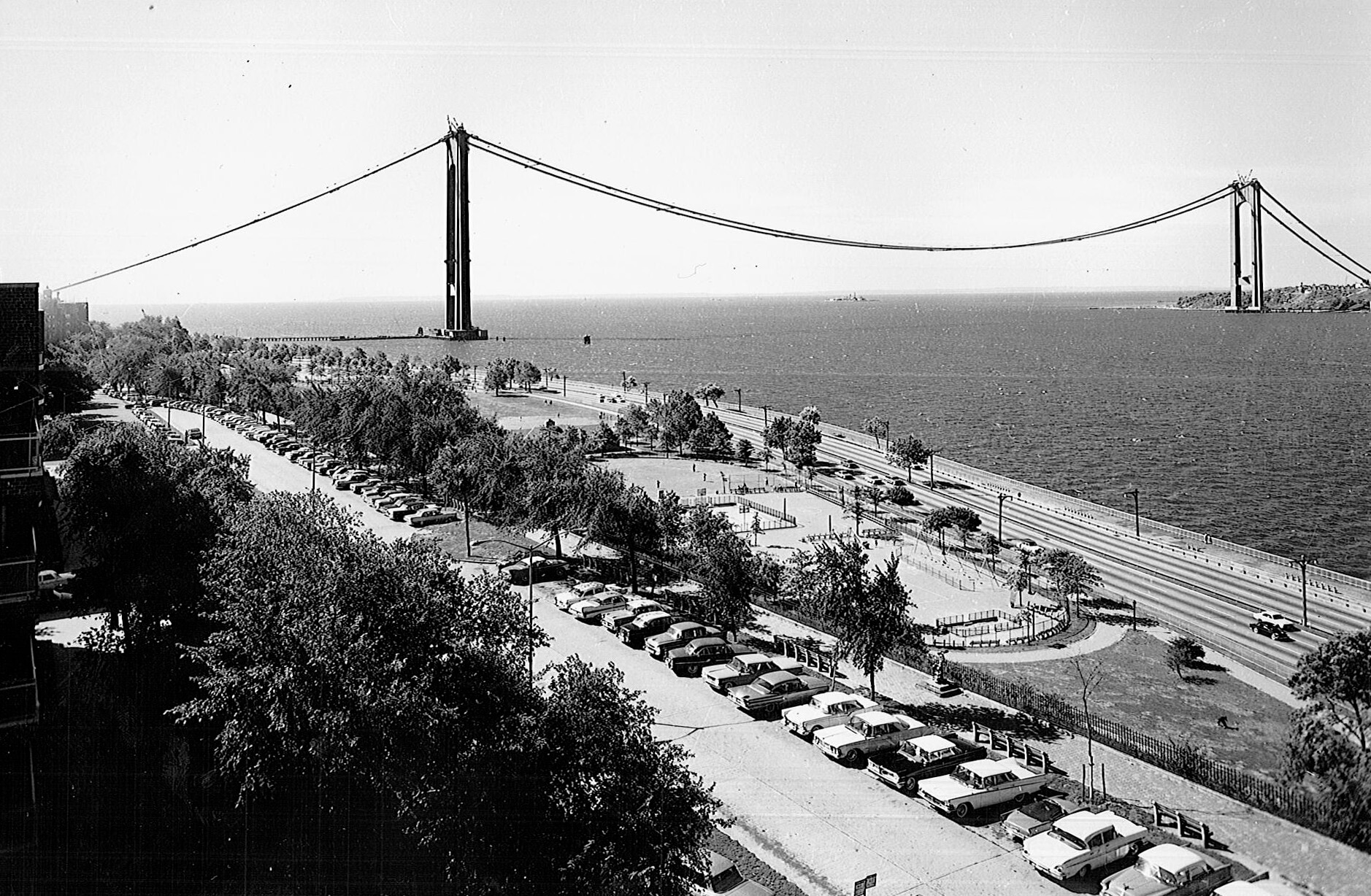 The Verrazzano-Narrows Bridge during construction. The unloaded suspension cables form a catenary.